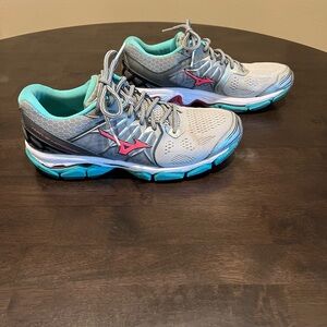 Mizuno Women's Gray and Aqua Athletic Shoes